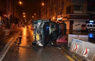 Yan yatan otomobilden burnu bile kanamadan çıktı