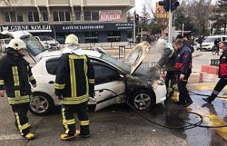 Yanan aracın sürücüsü canını son anda kurtardı