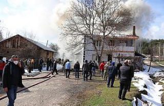 Yanan evden eşyalarını kurtarmak için çırpındılar