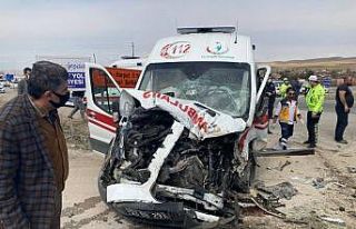 Yaralıları taşıyan ambulans, beton mikserine çaptı:...