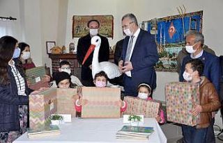 Yaren leylek çocuklara hediyeler getirdi