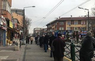 Yasaksız ilk hafta sonundan alışveriş kuyruğu