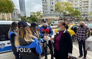 Yaşlılara polisten karanfil