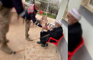 Yaşlılara saygı haftasında Jandarma’dan örnek...
