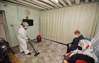 Yaşlıların evleri hem temizleniyor hem de dezenfekte...