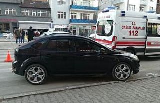Yaya geçidinde otomobilin çarptığı 2 kadın yaralandı