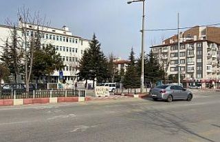 Yaya yolu beton bariyerle kapatılınca ortaya komik...