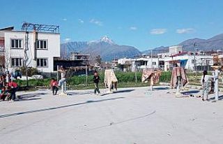 Yıkadıkları halıları parktaki spor aletlerinin...