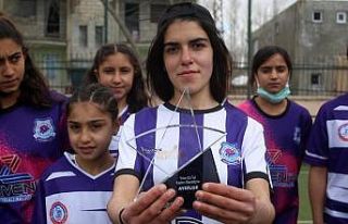 Yılın en iyi kadın sanatçısı Aydilge’nin ödülü...