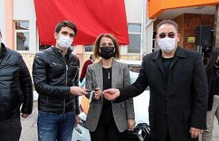 YKS Türkiye birincisine okulu tarafından otomobil...