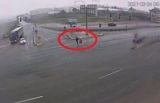 Yoğun trafiğe daldı, yere düşen Türk Bayrağı’nı...