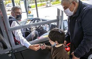 Yok böyle otobüs şoförü: Çocuklara gofret, büyüklere...