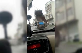 Yokuş yukarı giden kamyon, yükü ağır gelince...