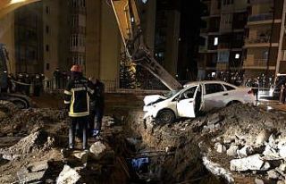 Yol çalışması için açılan çukura uçan otomobilin...