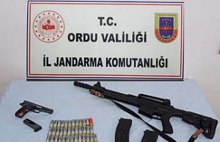 Yol kontrolünden kaçan araçtan ruhsatsız silahlar...