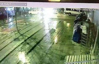 Yolda dönmeye çalışan kamyonete otomobil böyle...