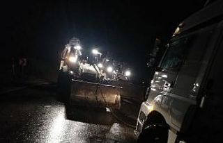 Yolda mahsur kalan tırların imdadına Şenoba Belediye...