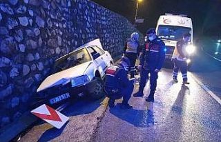 Yoldan çıkan otomobil yön levhasına çarparak...