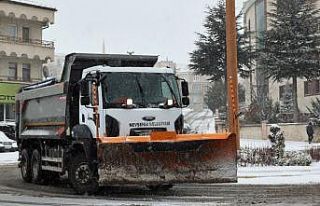 Yollarda buzlanma tehlikesine karşı tuzlama ve temizlik...