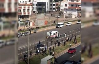 Yolun karşısına geçmek isteyen kadına otomobil...