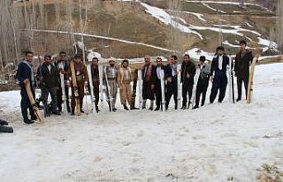 Yöresel kıyafetli gençler yeni kayak takımlarıyla...