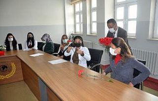 Yüksekovalı muhtardan öğretmenlere gül ve yaş...