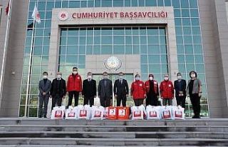 Yükümlülerin çocuklarına giysi yardımı