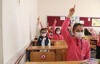 Yüz yüze eğitime başlayan öğrenciler, okullarına...