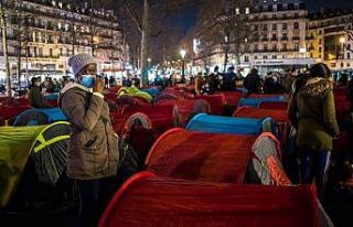 Yüzlerce göçmen, Paris’in ortasına çadır kurdu