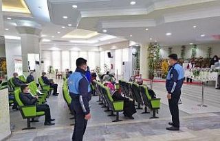 Zabıta ekipleri, pazarlarda denetimlerini sürdürdü