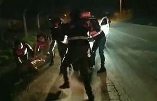 Zehir tacirleri bir poşet uyuşturucu ile yakalandı