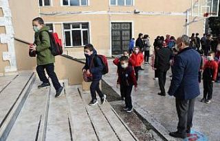 Zonguldak’ta yüz yüze eğitime başlayan öğrenci...