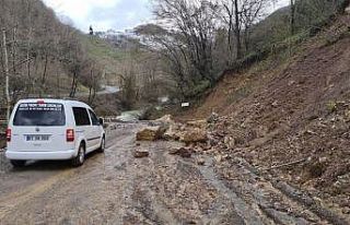 Zonguldak’taki heyelan iki mahalleye giden yolu...