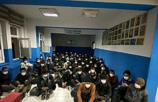 15 kişilik minibüsten 68 düzensiz göçmen çıktı