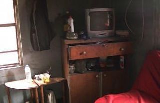 18 yıldır harabe evde tek başına yaşama tutunmaya...