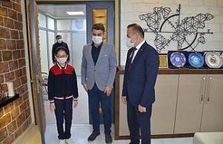 23 Nisanda başkan koltuğuna oturdu okulun eksiklerini...