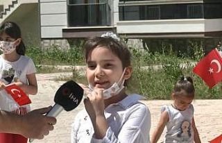 23 Nisan’ı balkonlarda kutladılar