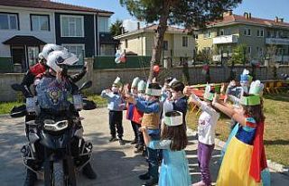 23 Nisan’ı kutlayan öğrencilere polislerden sürpriz