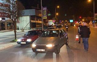 2 farklı uygulamaya takılan sürücüyü cezadan...