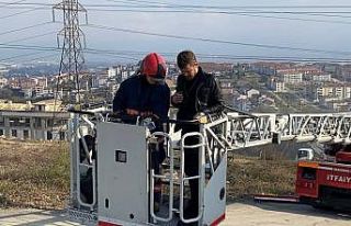 3 katlı binanın en üst katında yangın çıktı,...