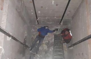 3 metre yüksekten asansör boşluğuna düşen adamı...