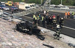 4 kişinin öldüğü kazada hurdaya dönen otomobilin...