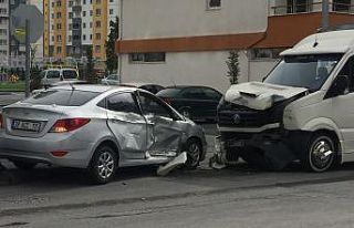 4 kişinin yaralandığı kaza güvenlik kamerasına...