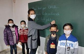 4 öğrencisi için köye taşınıp boş evi sınıfa...