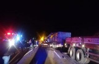 5 tır zincirleme kaza yaptı, karayolu trafiğe kapandı:...