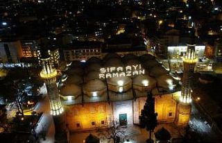622 yıllık Ulu Cami’ye asılan Ramazan mahyası...