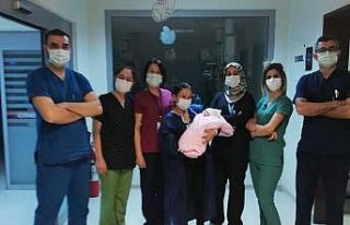 770 gram olarak dünyaya gelen bebek, 2 ay sonra ailesine...