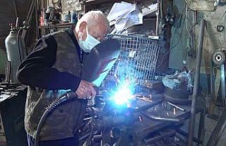 83 yaşındaki emekli öğretmen, dünyaya akıllı...