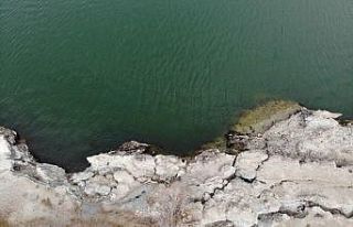 Acıgöl’de su seviyesi düşüyor çatlaklar oluşuyor