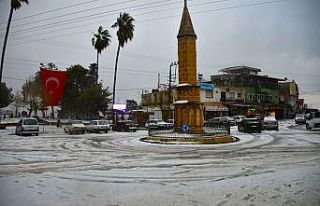 Adana’da dolu ilçeyi beyaza bürüdü